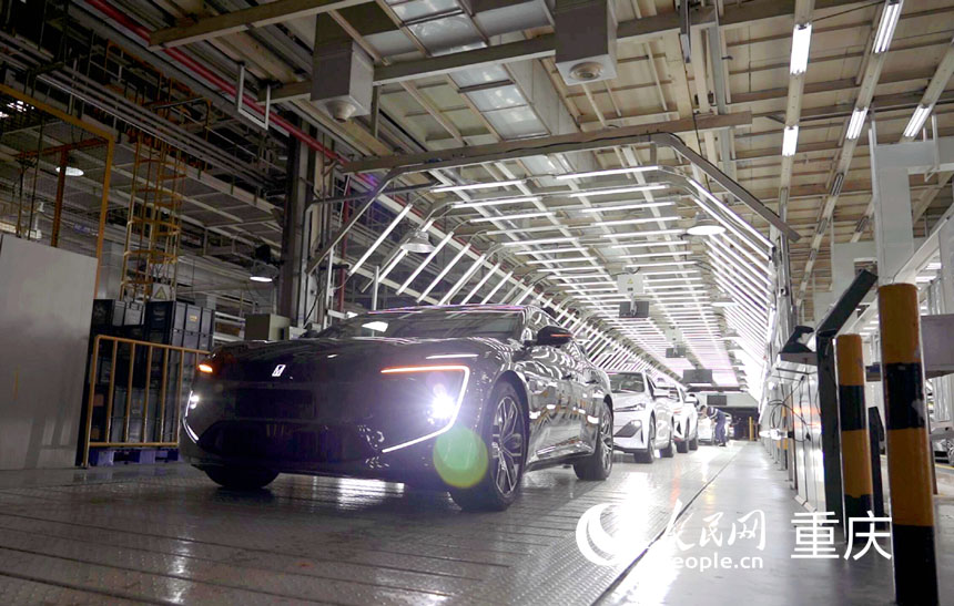 待檢測車輛排成一行。人民網記者 劉祎攝