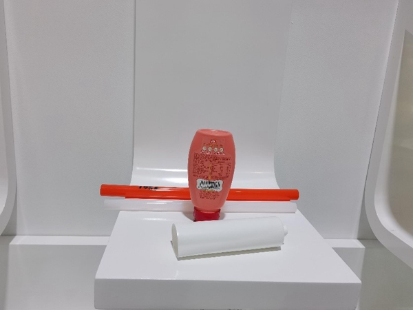 PVA的衍生物可應用到食品包裝瓶、地暖管等。張艷攝