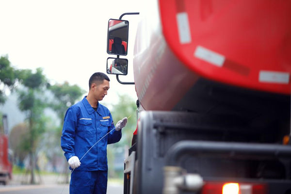 金科服務市政工作人員正在檢查車輛。金科服務供圖