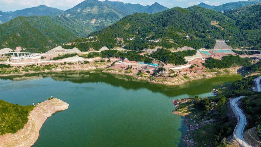 云陽恐龍地質公園內部道路開始瀝青攤鋪。中交第四航務工程局有限公司供圖