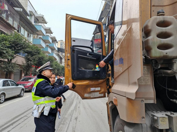 合川區“停車監管一件事”執法現場。重慶市司法局供圖