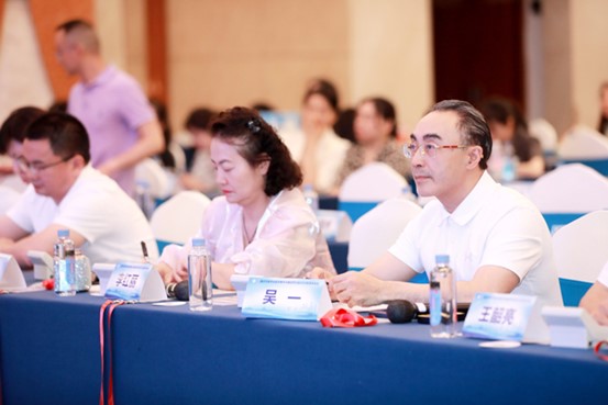 吳一做評委。重慶銅雀臺整形外科醫院供圖