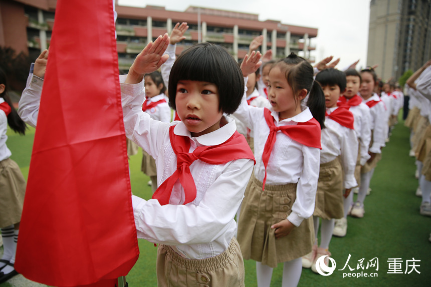 新入隊的少先隊員敬隊禮。人民網記者 劉政寧攝