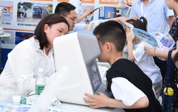 小朋友體驗測試裸眼視力。重慶南坪愛爾眼科醫院供圖