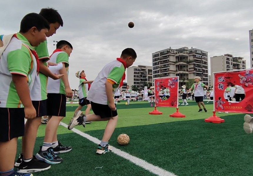 圖為“蹴鞠”游戲活動現場。 秦廷富攝