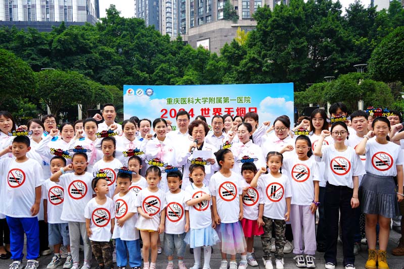 在該院呼吸科吳亞梅教授帶領下，孩子們宣讀控煙誓詞。實習生趙鑫攝