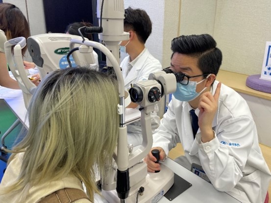 醫生為職員進行眼健康檢查。華廈渝州眼科醫院供圖