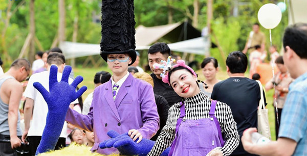 電粉無限藝社戲劇巡游。中國電建地產供圖