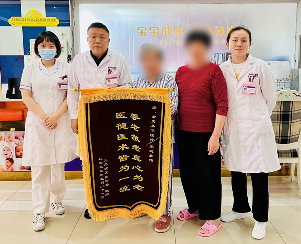 患者一家為李建及醫護團隊送上錦旗。重慶嘉華醫院供圖