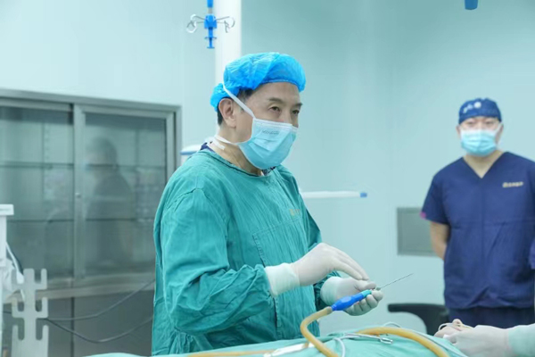 宋建星正在進行手術演示。重慶星榮整形外科醫院供圖