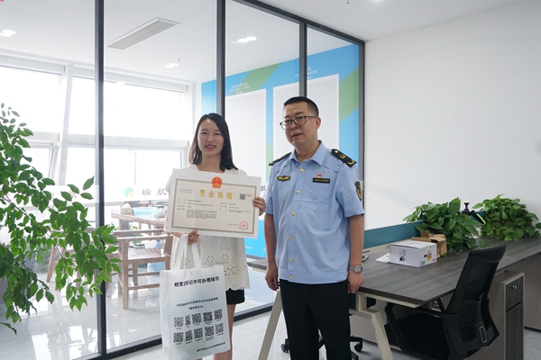 渝北區市場監管局工作人員上門送“照”