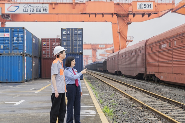 國家稅務總局重慶市沙坪壩區稅務局工作人員走訪位于重慶國際物流樞紐園區內的團結村中心站，了解企業班列發車情況并開展稅收送政問需。郭睿攝