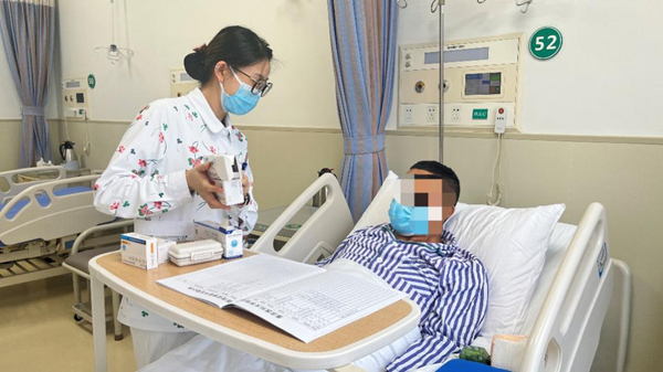 醫護人員對次仁進行護理。重慶醫科大學附屬第二醫院供圖