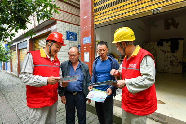 電力志愿者在宣講保護環境知識。王化全攝