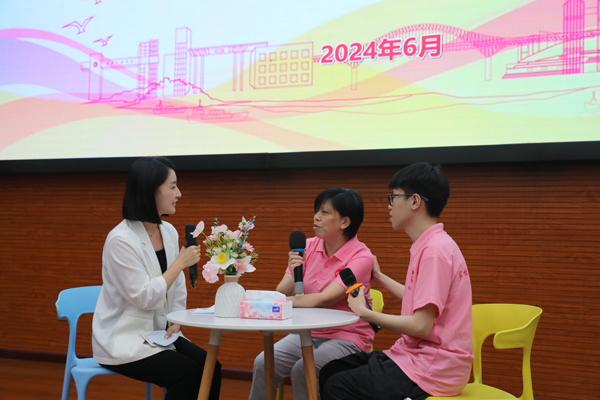 家長微訪談。重慶工程學院供圖