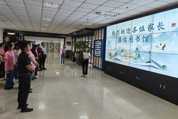 家長參觀學校。重慶工程學院供圖