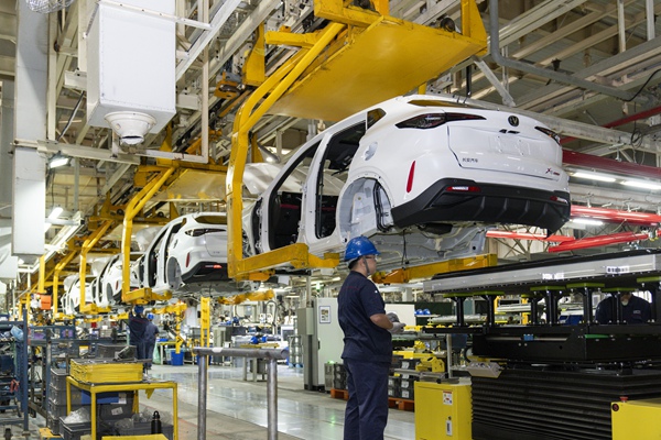 活動一行人員走訪參觀位于重慶兩江新區魚嘴園區的長安汽車生產車間。郭睿攝