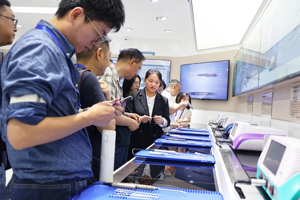 活動一行人員走訪重慶西山科技股份有限公司，了解其研發的手術動力裝置等技術成果。主辦方供圖