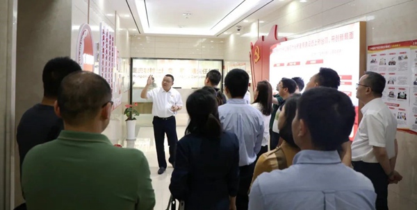 參觀重慶土交所公司企業文化建設成果展示。重慶土交所公司供圖