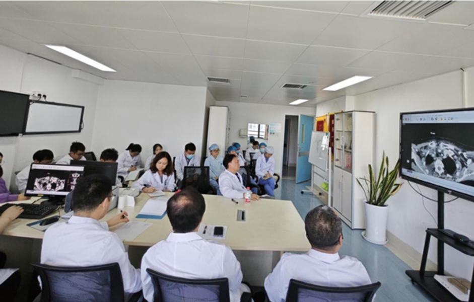 術前討論。重慶康心醫院供圖