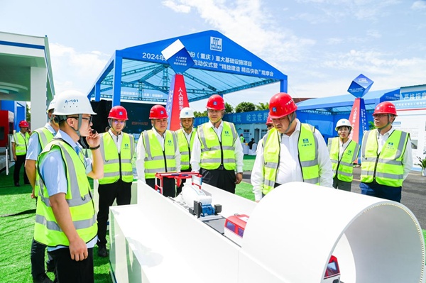 現場觀摩軌道鋪設模型?；顒又鬓k方供圖