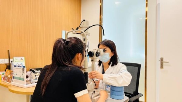 霍妍為患者檢查。華廈渝州眼科醫院供圖