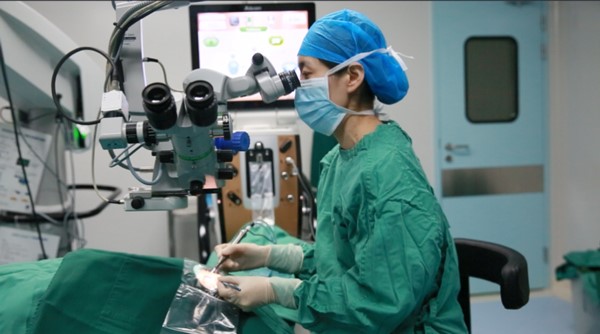 霍妍為患者做手術。華廈渝州眼科醫院供圖
