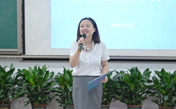 天臺崗小學花園校區綜合發展部主任屈潔致辭。重慶南坪愛爾眼科醫院供圖