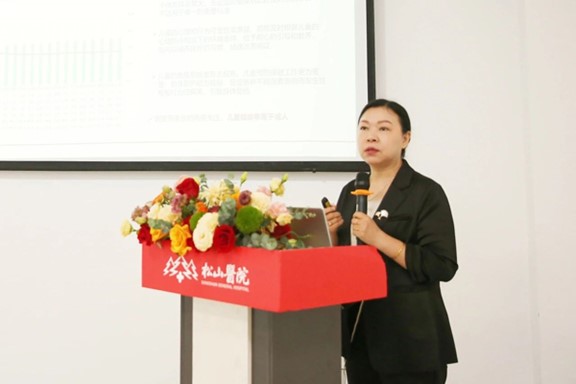 唐仕芳進行課題分享。重慶松山醫院供圖