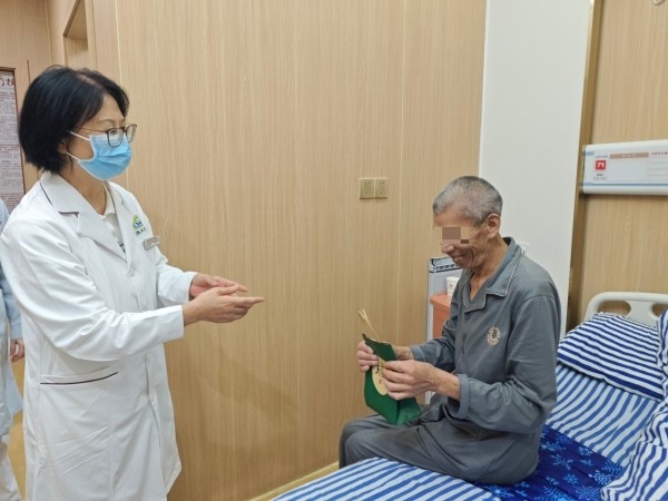 醫院領導為患者送粽子。重慶東大肛腸醫院供圖