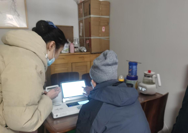 為老年群體提供上門服務。浦發銀行重慶分行供圖