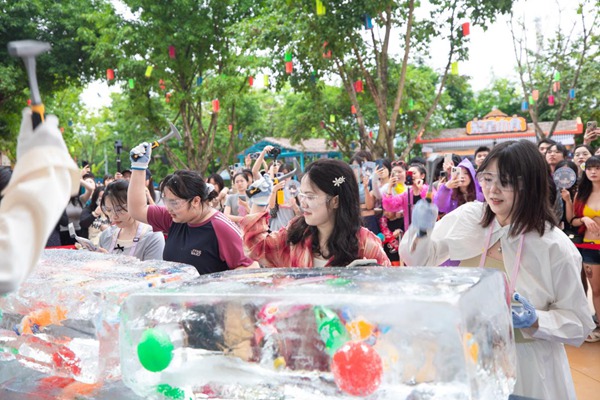 游客在重慶歡樂谷體驗泰式主題玩法。景區供圖