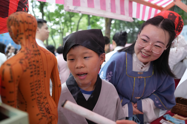 了解中醫傳統療法。西南大學供圖