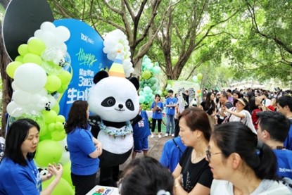 大熊貓粉絲參加“星星”“辰辰”的三歲生日慶?；顒?。重慶銅雀臺整形外科醫院供圖