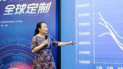 周奇志教授現場解讀《中、歐國際近視手術大數據白皮書2.0》。愛爾眼科·重慶眼視光眼科醫院供圖