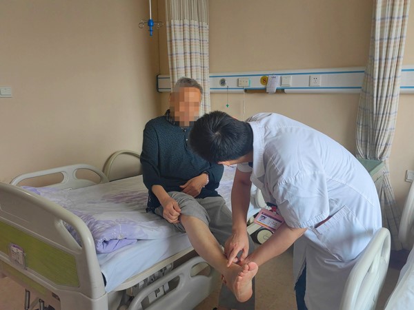 醫生查房評估病情。重慶嘉華醫院供圖