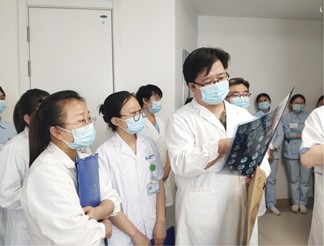 李明棟帶領醫生團隊進行查房。重慶仁品耳鼻喉醫院供圖