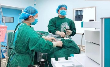 李明棟為患者進行手術。重慶仁品耳鼻喉醫院供圖