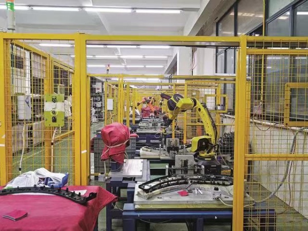 四川湘鄰科技有限公司焊接車間，7套機器人忙著趕制訂單。鄰水縣融媒體中心供圖