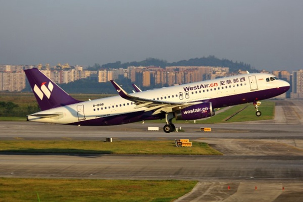 西部航空班機從重慶江北國際機場起飛。西部航空供圖