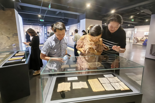 參觀學習。重慶市教科文衛體工會供圖