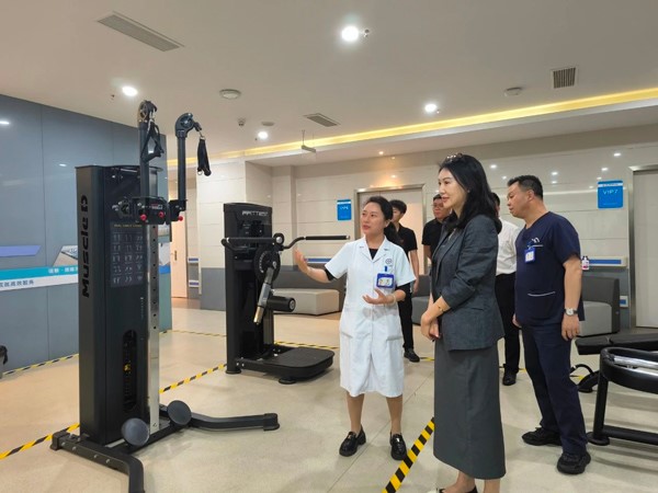 重慶市營養師協會領導一行參觀醫院。重慶道格骨科醫院供圖