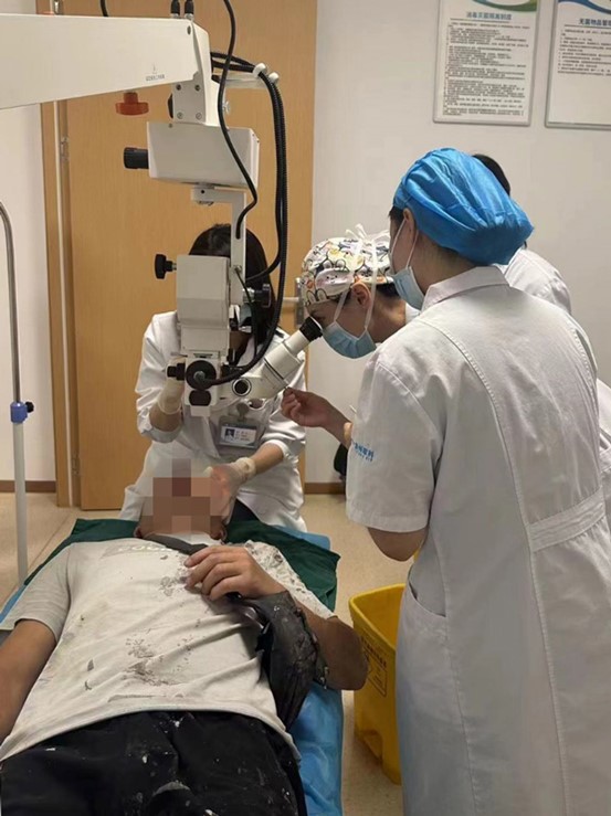 治療現場。華廈渝州眼科醫院供圖
