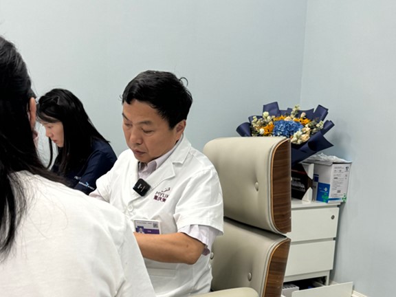 刁慶春看診中。重慶美萊整形美容醫院供圖