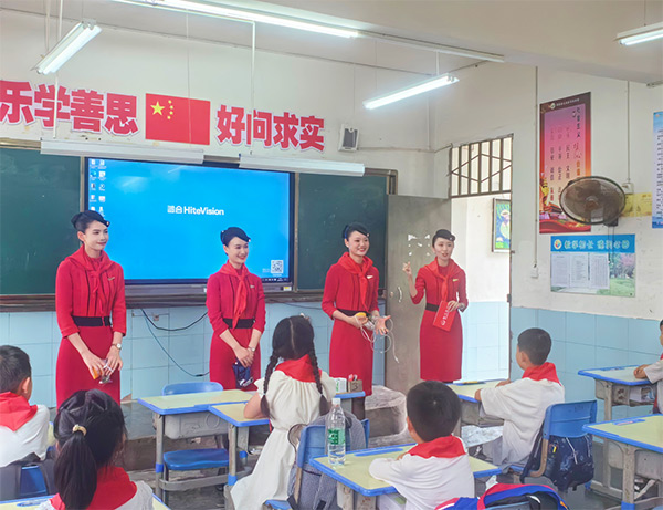 現場，四川航空重慶分公司工作人員為孩子們科普航空知識。四川航空重慶分公司黨委供圖