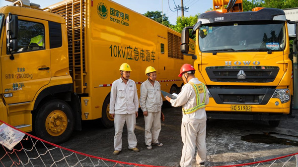 國網重慶潼南供電公司小渡供電所配合10千伏不停電作業，開展10千伏發電機接入準備工作。屈思芬攝