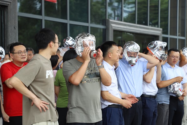 員工學習正確使用過濾式消防自救呼吸器。國網重慶永川供電公司供圖