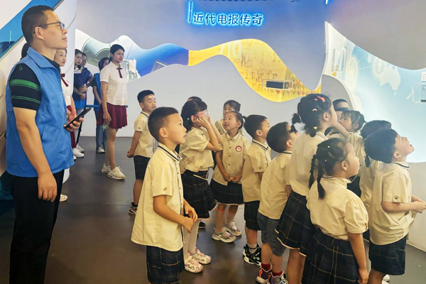 參觀科技館。明遠菁苗幼兒園供圖