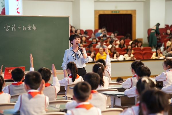 教師賽課。渝中區教委供圖