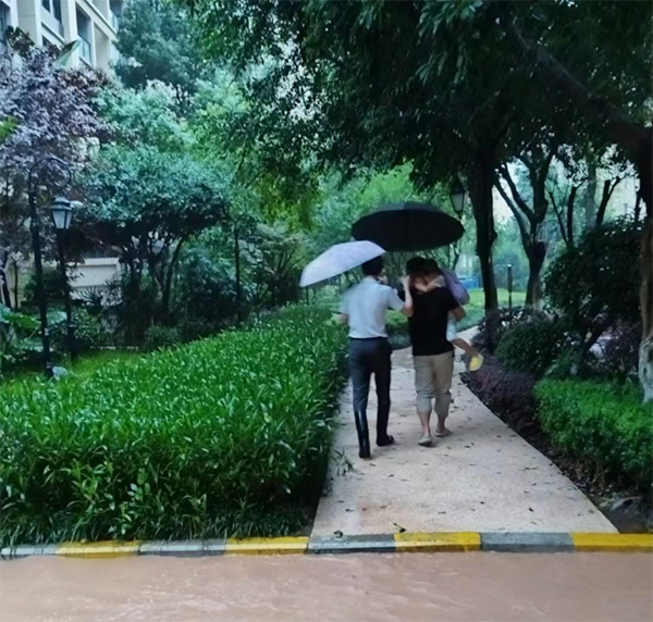 物業團隊護送業主回家。東原仁知物業供圖